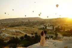 Gün batımında altın ışıkla aydınlanmış tarihi bir Türkiye manzarası