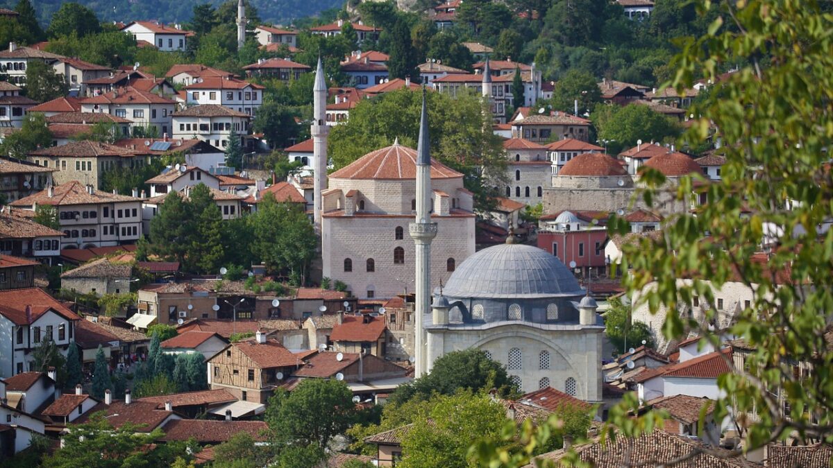 Safranbolu'da kırmızı kiremitli taş konakların sıralandığı tarihi bir köy sokağı