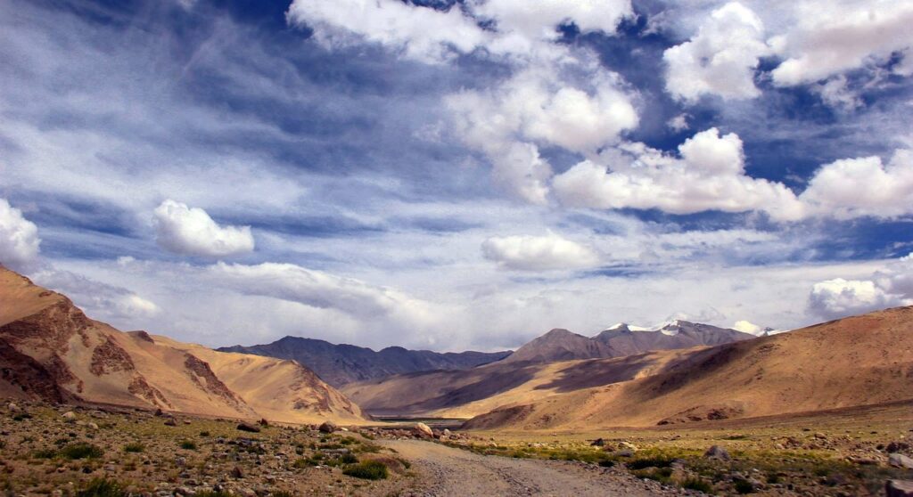 Ladakh'ta yüksek rakımlı dağ yolu ve sert doğa koşulları