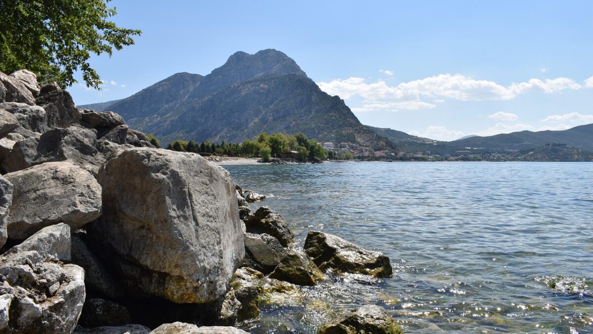 Türkiye'de sakin bir göl kenarında yer alan otel ve gölün sabah manzarası