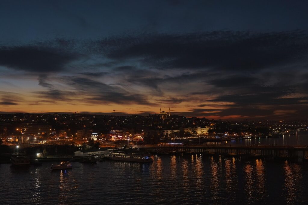Eğirdir gölü kıyısında sakin bir kasaba manzarası