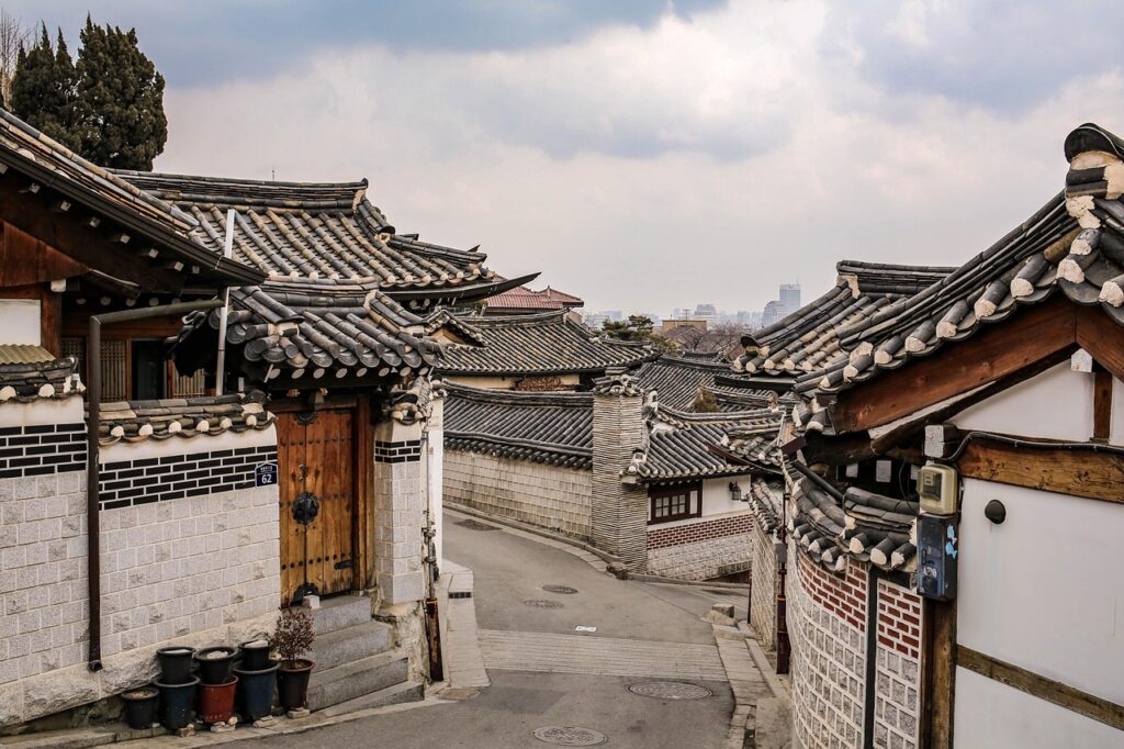 Seul'un Bukchon Hanok Köyü'nde geleneksel ahşap evler ve dar sokaklar