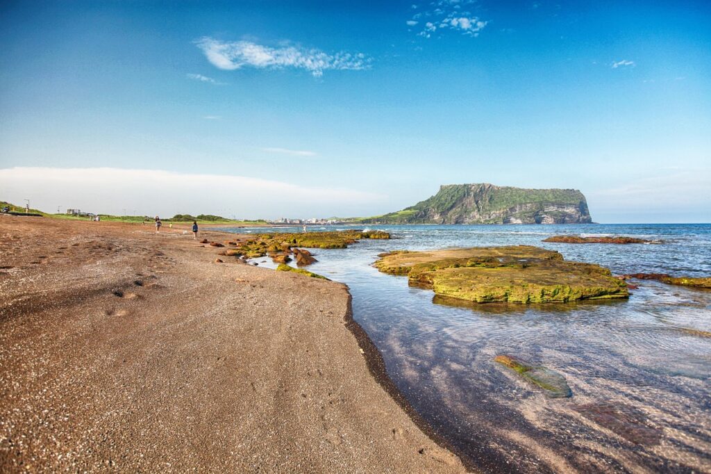 Jeju Adası'nda Seongsan Ilchulbong tepesi ve deniz manzarası