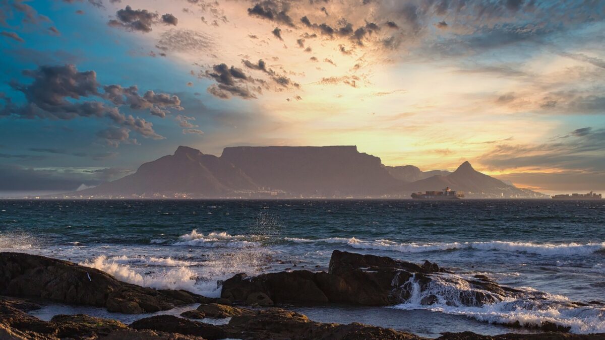 Cape Town'da Masa Dağı ve şehir manzarası