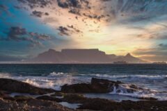 Cape Town'da Masa Dağı ve şehir manzarası