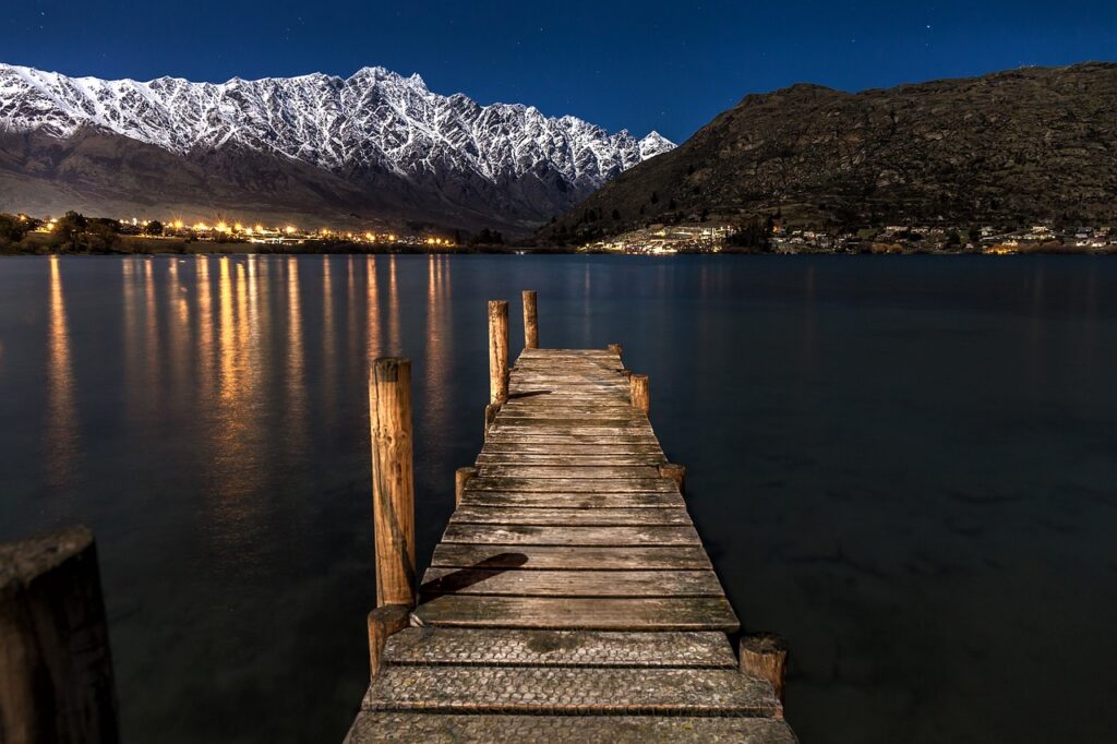 Queenstown yakınlarında göl ve dağ manzarası