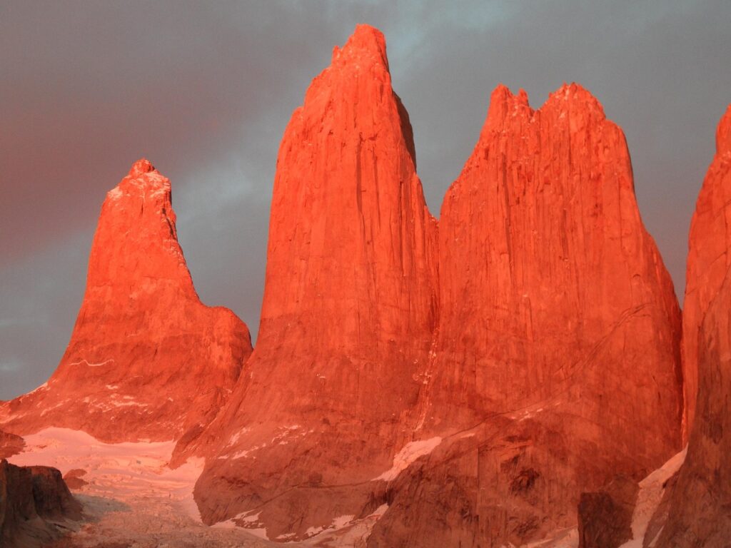 Torres del Paine'in granit kuleleri ve step manzarası