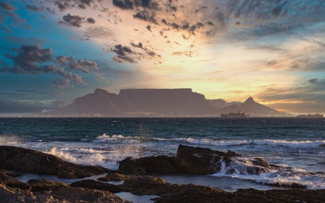 Cape Town'da Masa Dağı ve şehir manzarası