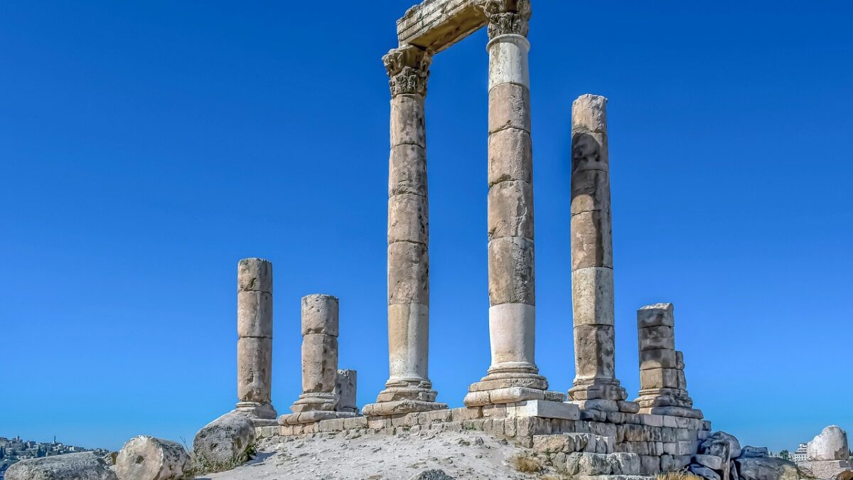 Göbeklitepe'deki eski taş dikilitaşlar ve ören yeri manzarası