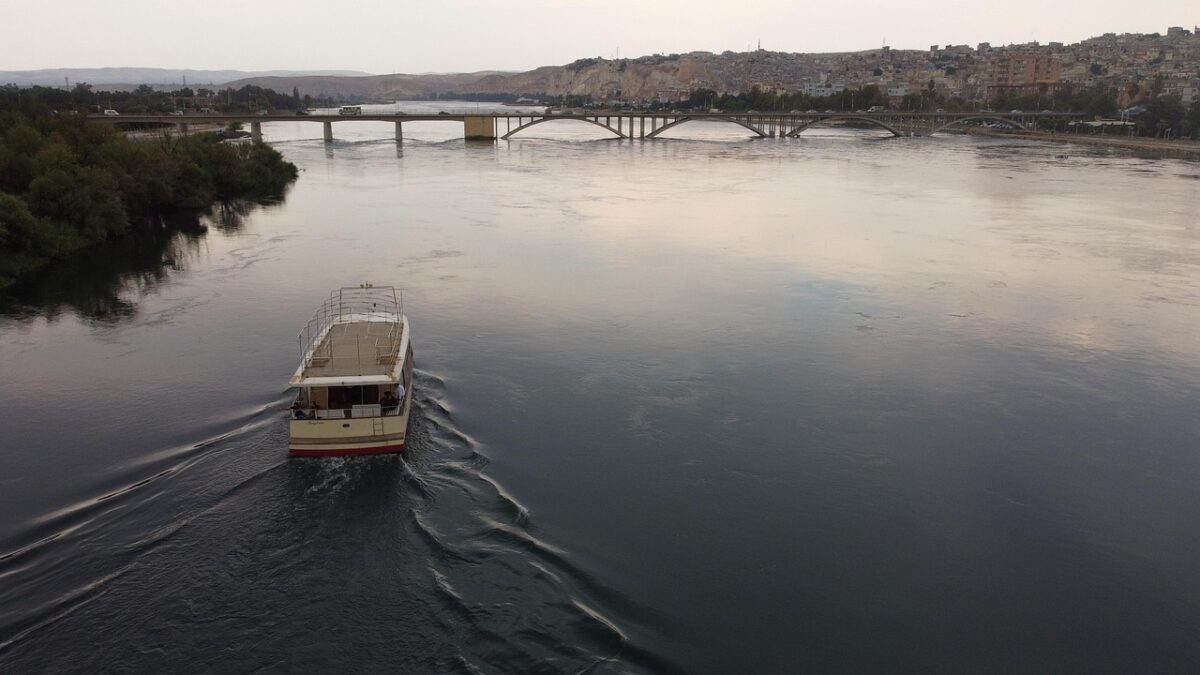 Güneydoğu Anadolu karavan rotasında Mardin ve Halfeti manzaraları