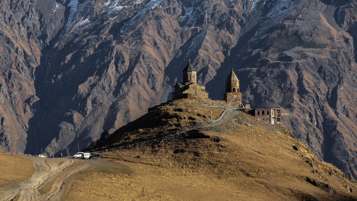 Kazbegi dağlarının önünde yer alan Gergeti Üçlü Kilisesi, Gürcistan'da gezilecek yerler arasında öne çıkıyor