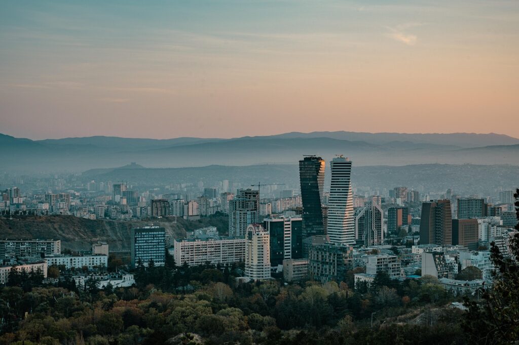 Tiflis'in Abanotubani mahallesindeki geleneksel kükürtlü hamamlar ve tuğla kubbeler