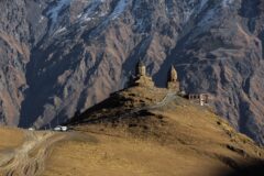 Kazbegi dağlarının önünde yer alan Gergeti Üçlü Kilisesi, Gürcistan'da gezilecek yerler arasında öne çıkıyor