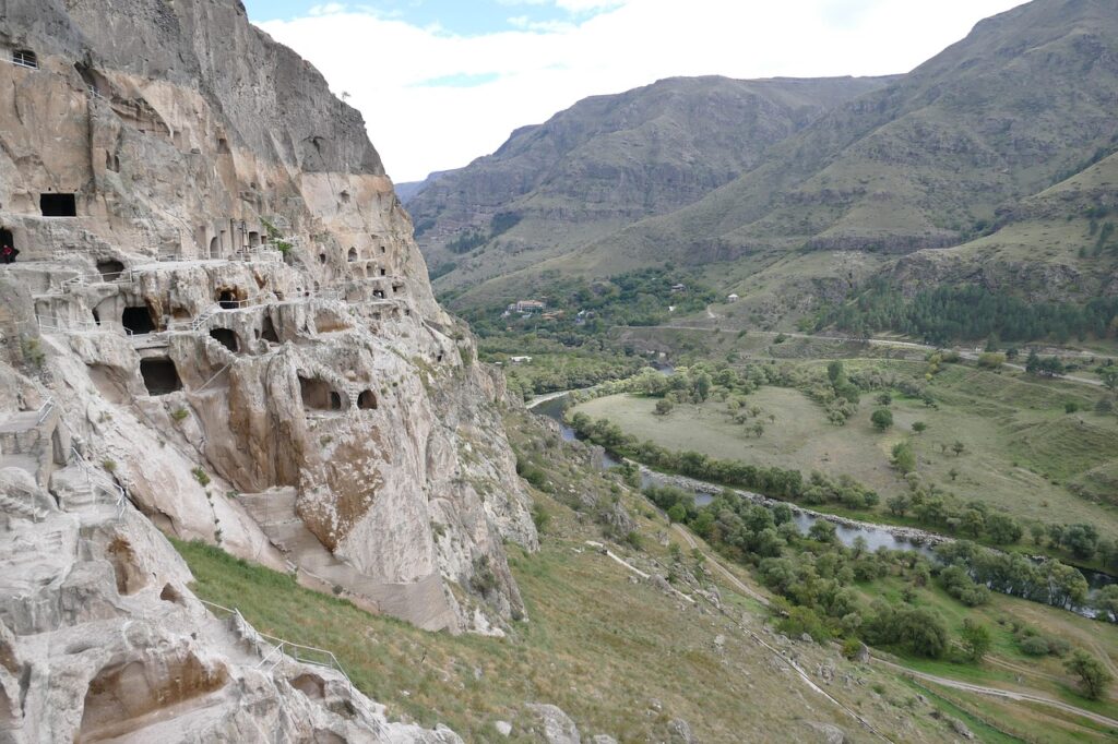 Vardzia'da kayalara oyulmuş manastır kompleksi ve tarihi galeriler