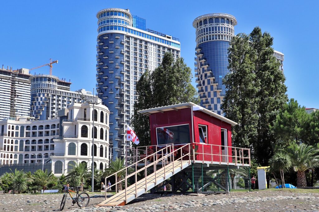 Batum sahil promenadı ve modern kule yapıları
