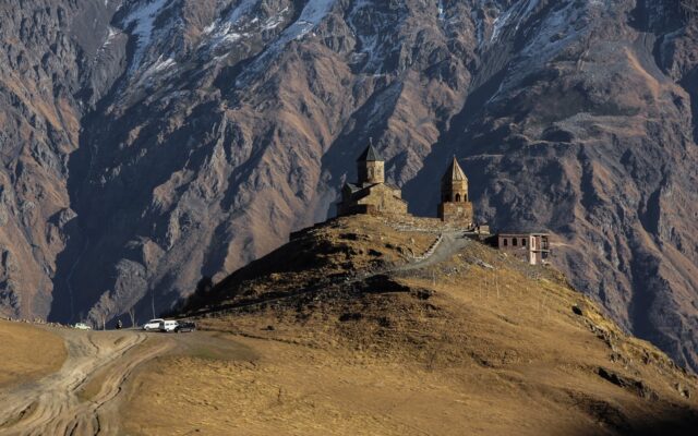 Kazbegi dağlarının önünde yer alan Gergeti Üçlü Kilisesi, Gürcistan'da gezilecek yerler arasında öne çıkıyor