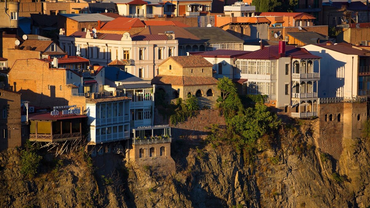 Gürcistan'da Tiflis eski şehri ve tarihi evleriyle ucuz tatil planı için manzara