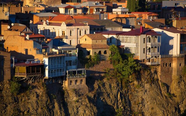 Gürcistan'da Tiflis eski şehri ve tarihi evleriyle ucuz tatil planı için manzara