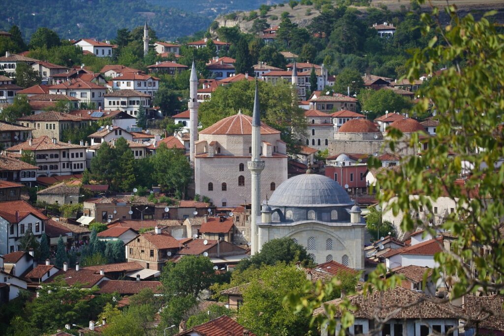 Safranbolu'nun geleneksel Osmanlı dönemi evleri ve dar sokakları