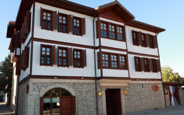 Türkiye'de hafta sonu kaçamağı için bir rota planlayan gezgin ve kırmızı çatılı tarihi kasaba evleri