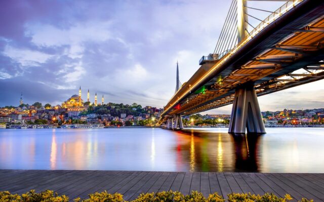 Haliç kıyısında Eyüp Sultan Camii ve çevresinin manzarası