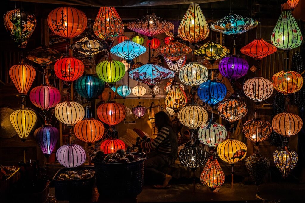 Hoi An'da terzi dükkânında renkli kumaş rulolarının sergilendiği bir vitrin
