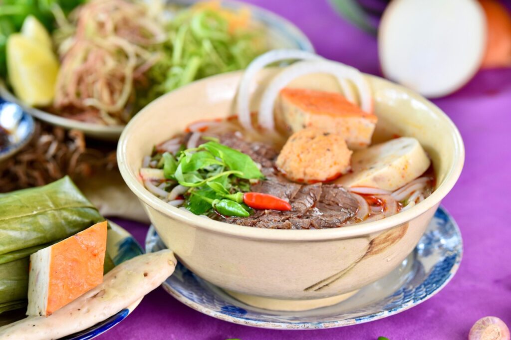 Hanoi sokaklarında servis edilen sıcak bir pho kasesi