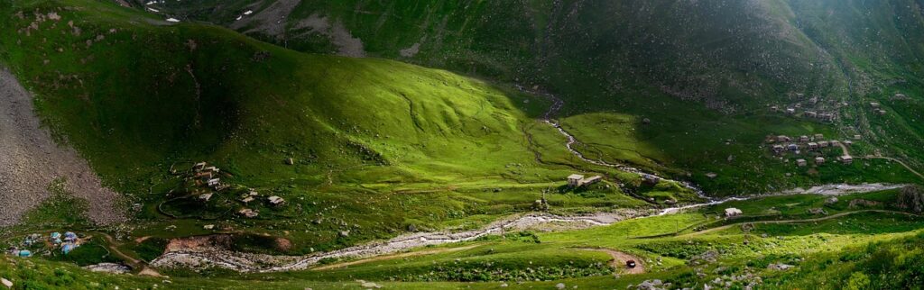 Musa Dağı eteklerindeki dağ köyüne uzanan dar bir yol