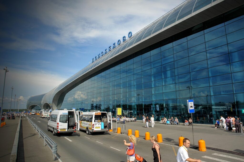 Havalimanı servisini bekleyen yolcular