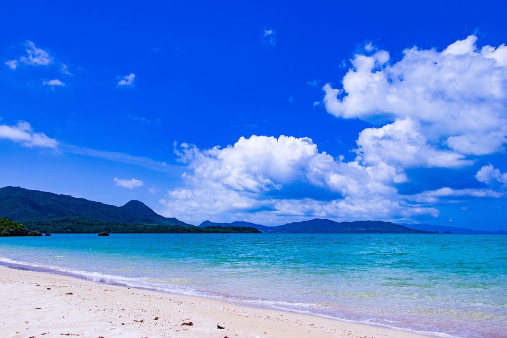 Okinawa'nın berrak turkuaz denizi ve kumlu sahili