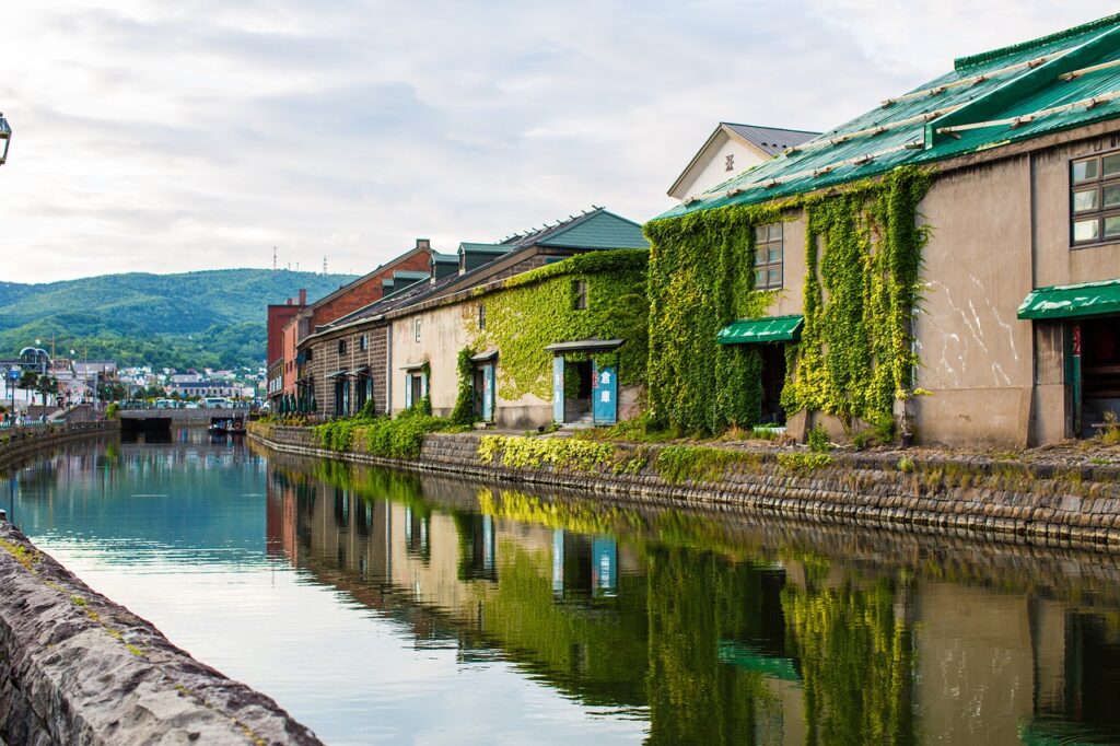 Otaru'da eski depo binaları arasından geçen sakin kanal manzarası