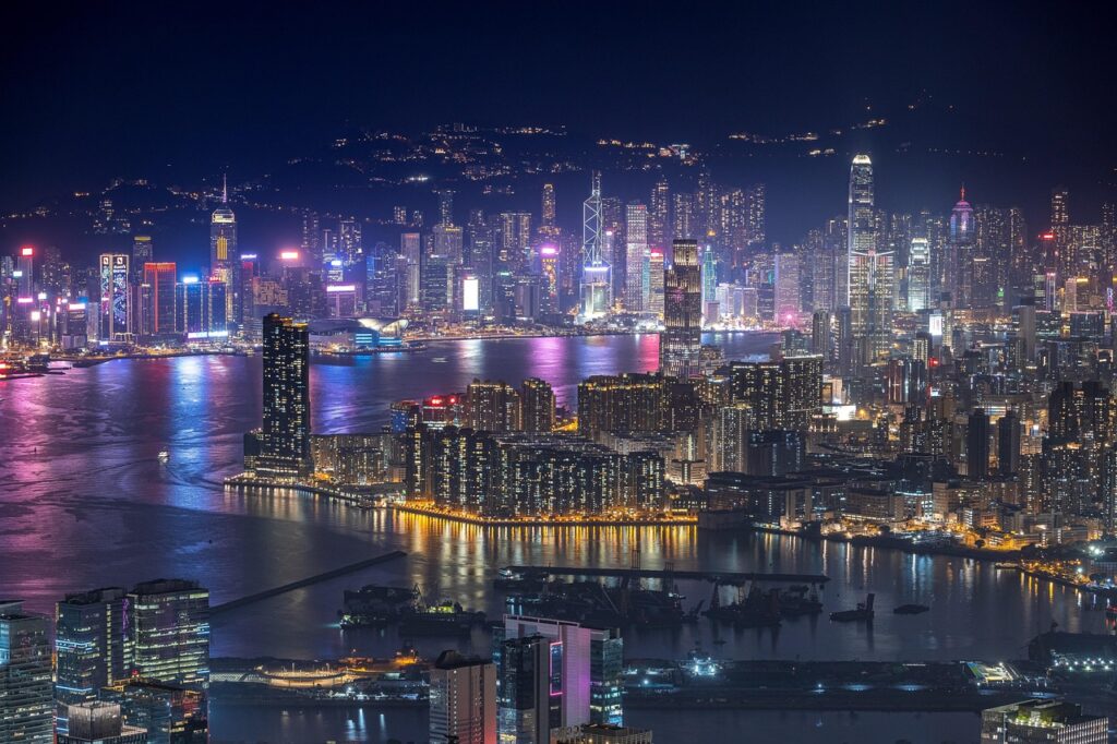 Victoria Peak'e çıkan tarihi tramvay ve tepeden şehir manzarası