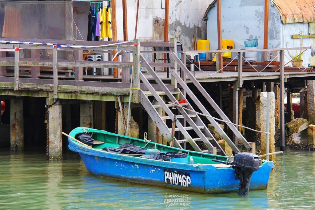 Tai O köyündeki ahşap direkler üzerine kurulu balıkçı evleri