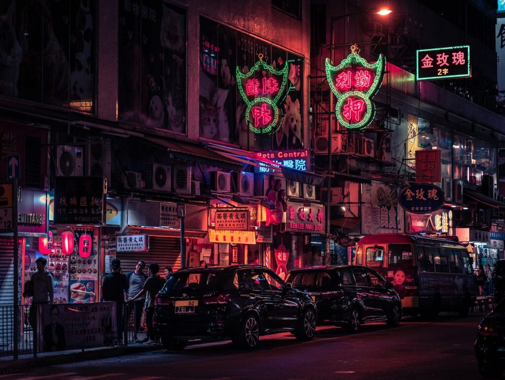 Temple Street gece pazarında sokağı dolduran tezgâhlar