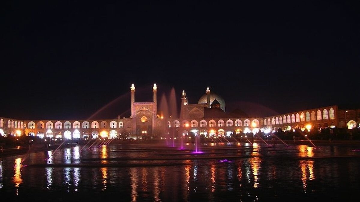 İran'ın tarihi Isfahan meydanı ve kubbeli camilerin sabah ışığındaki görünümü