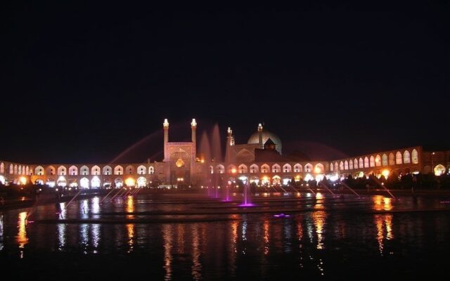 İran'ın tarihi Isfahan meydanı ve kubbeli camilerin sabah ışığındaki görünümü
