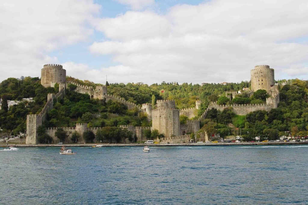 Boğaz kıyısında Rumeli Hisarı kalesi