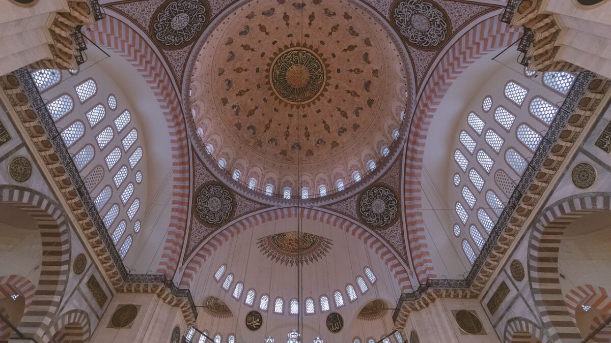 İstanbul'da Boğaz kıyısında gün batımında bir vapur ve tarihi yarımada silueti
