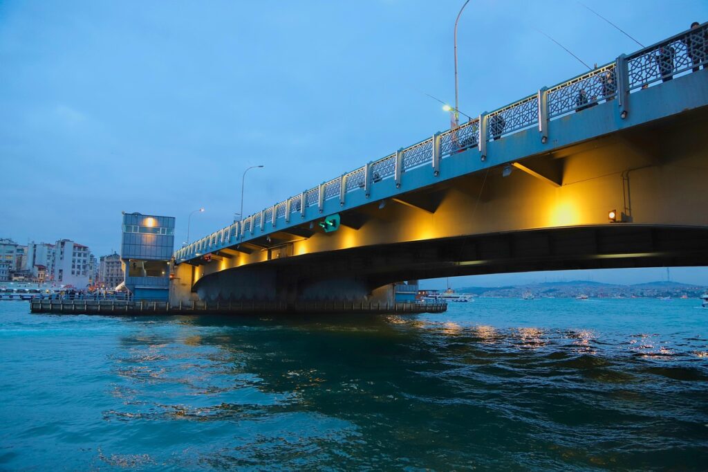 Galata Köprüsü üzerinde balıkçılar ve Haliç manzarası