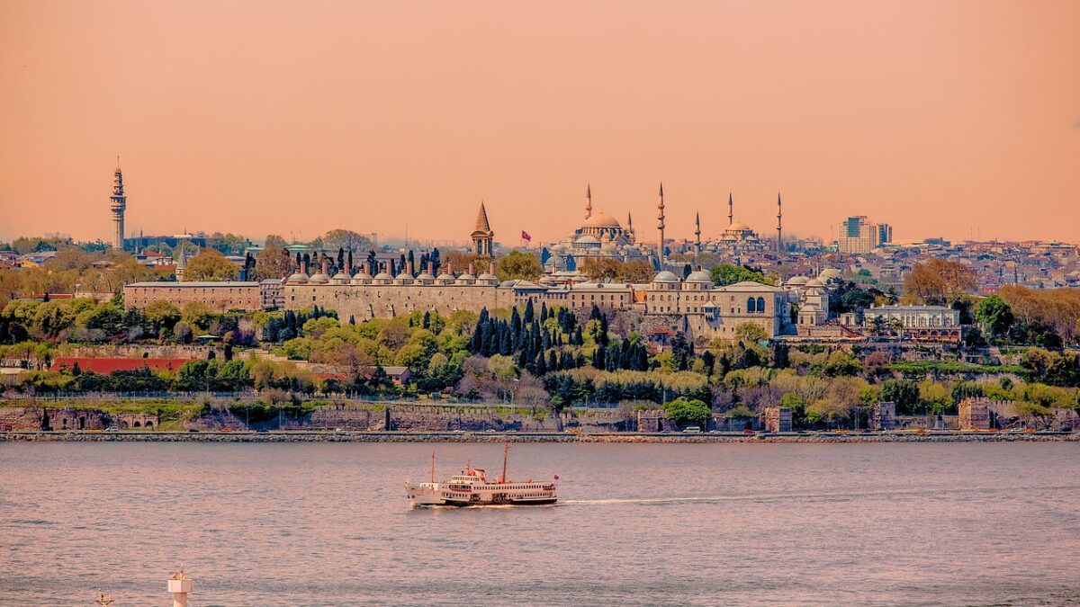 İstanbul'daki tarihi bir saray müzesinin avlusu ve mimari detayları