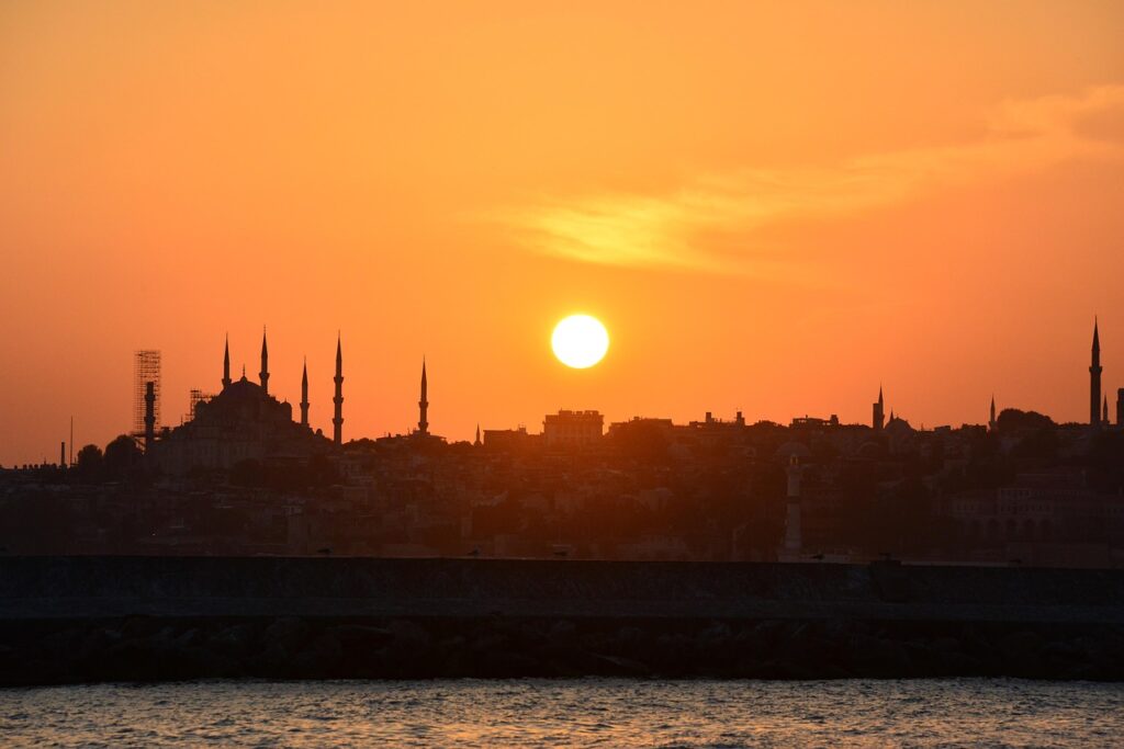 Akşam saatlerinde Boğaz kıyısındaki sahil ve ışıklı binalar