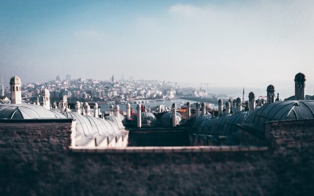 İstanbul Boğazı kıyısında manzaralı bir otel ve arka planda köprü