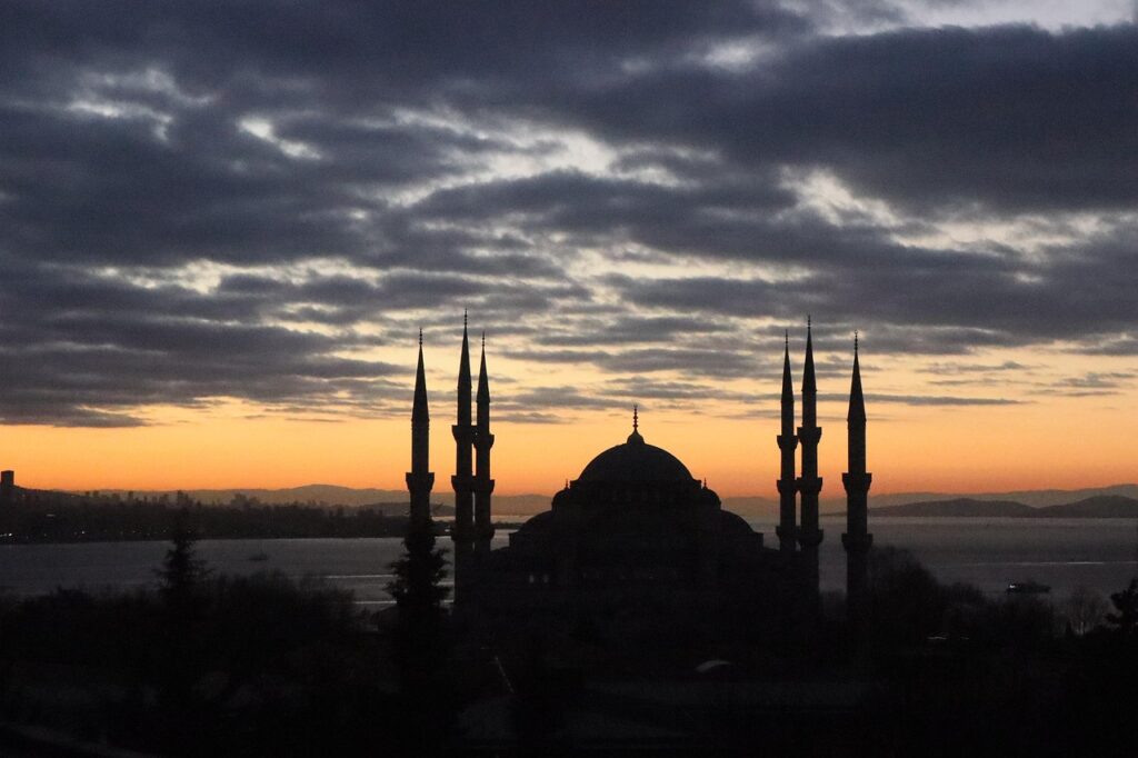 Sultanahmet semtinde akşam saatlerinde tarihi sokak manzarası