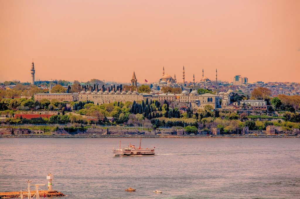 Topkapı Sarayı'nın geniş avlusu ve tarihi yapıları