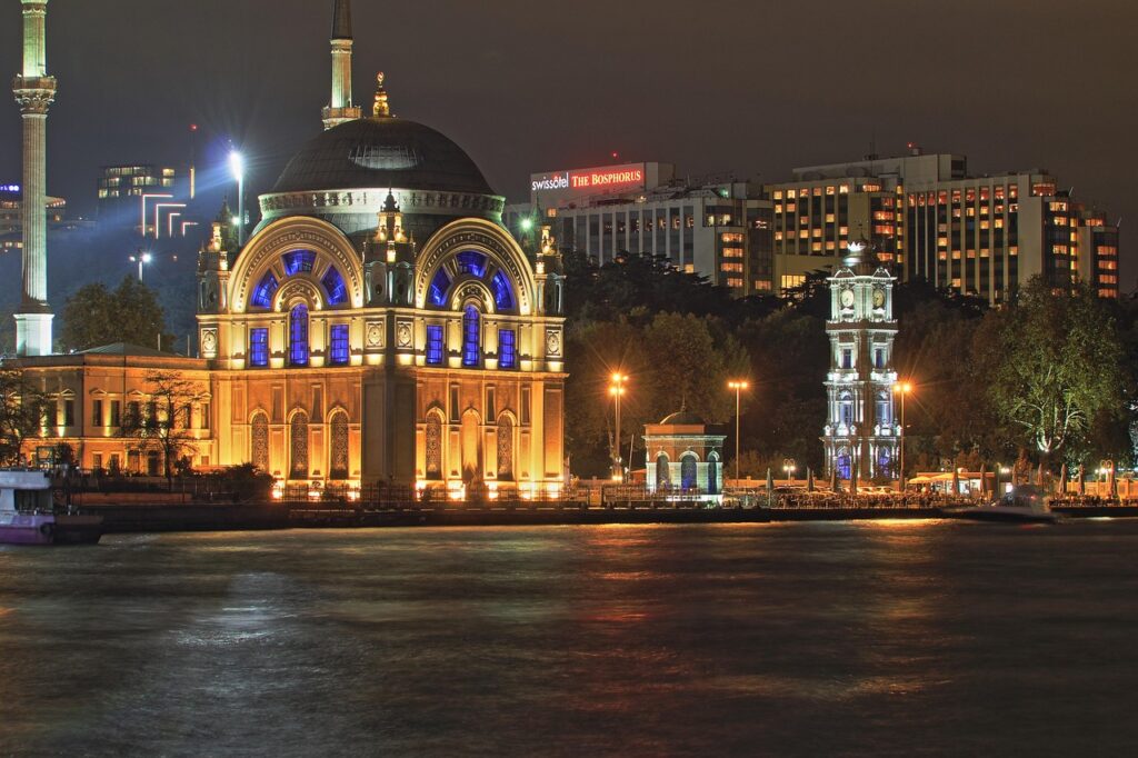 Ortaköy sahilinde Boğaz manzarası