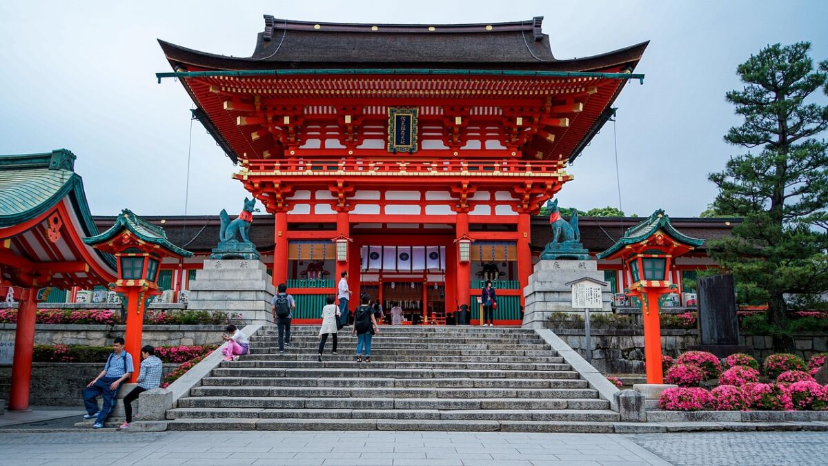 Kyoto'da Fushimi Inari Taisha'daki turuncu torii kapıları