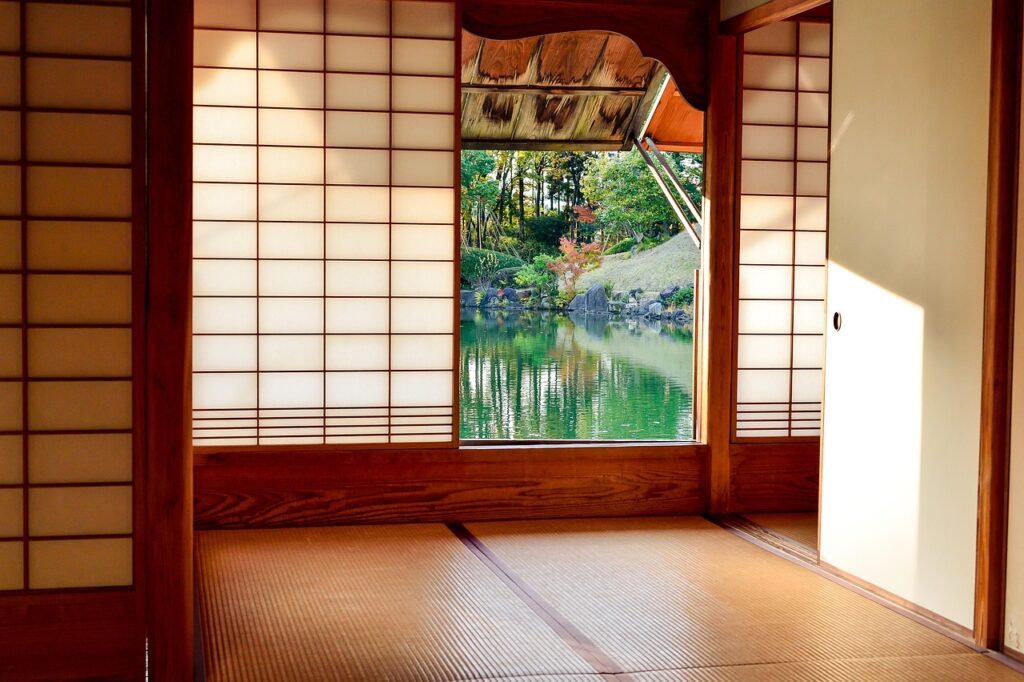 Hakone'de geleneksel bir ryokan odasında tatami zemin ve düşük sehpa