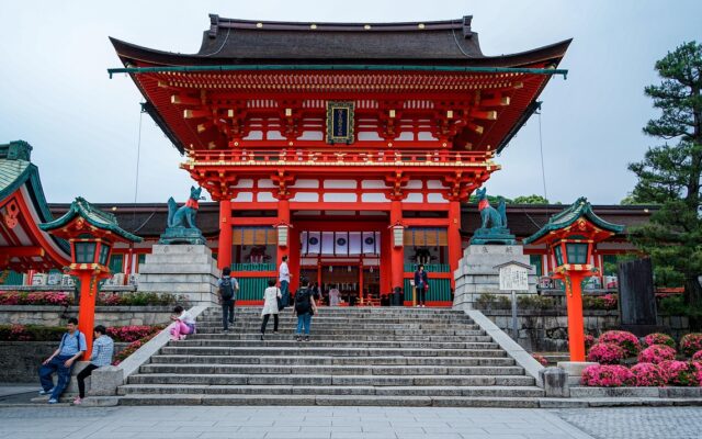 Kyoto'da Fushimi Inari Taisha'daki turuncu torii kapıları