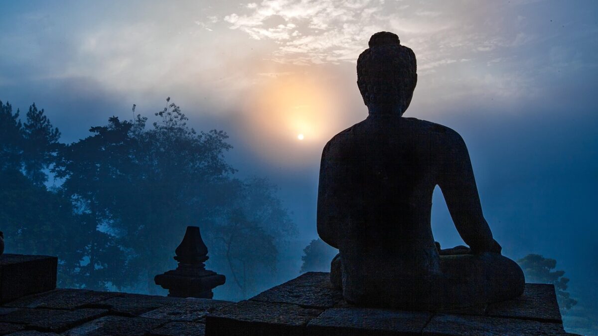 Java adasında Borobudur tapınağının gün doğumunda görünümü