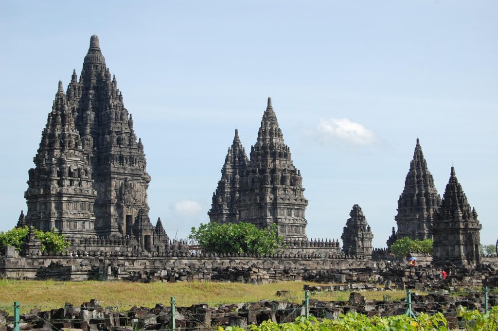 Prambanan Hindu tapınak kompleksinin yüksek kuleleri